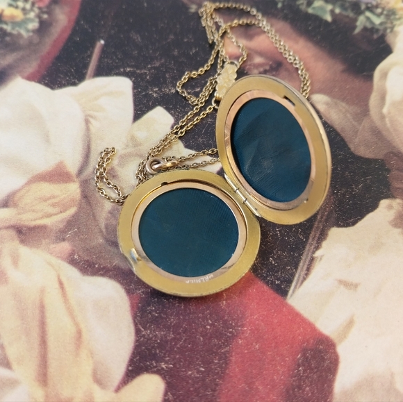 Elegant Gold Pendant Necklace - Picture 11 of 16